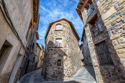 El sendero central conecta el casco antiguo con el resto del pueblo y permite apreciar las casas construidas con piedra volcánica