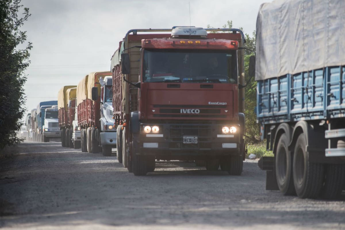 El sendero de ripio que sale a la ruta 11 y donde se forman filas interminables