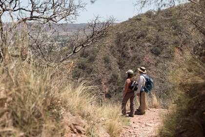 El sendero del cerro Uritorco es un desafío para los caminadores.