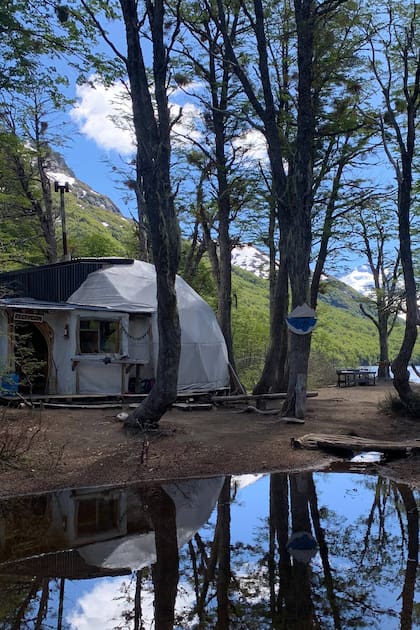 El sendero hacía Refugio Laguna Ilón comienza a pocos metros de la Seccional de Guardaparque de Pampa Linda, a unos 80 km de Bariloche.