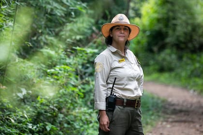 El sendero Macuco termina en el salto Arrechea y está refaccionado. Romina Domínguez es guardaparque y controla su estado.