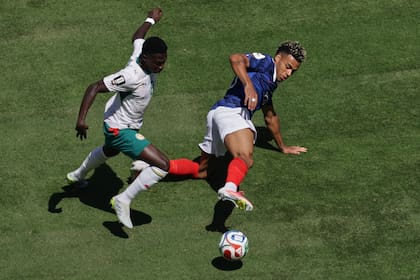 El senegalés Lamine Camara (izquierda) y el francés Desire Doue pugnan por el balón durante el partido por el Grupo I del Mundial en East Rutherford, Nueva Jersey, el martes 16 de junio de 2026. (AP Foto/Adam Hunger)