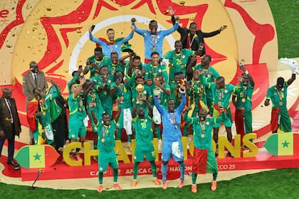 El senegalés Sadio Mané alza el trofeo mientras celebra con sus compañeros tras ganar la final de la Copa Africana de Naciones entre Senegal y Marruecos en Rabat, Marruecos, el domingo 18 de enero de 2026