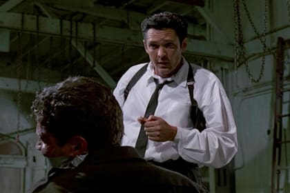 El señor Rubio se divierte mutilando al policía interpretado por Kirk Baltz.