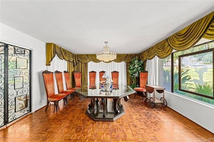 El señorial comedor con muebles tan llamativos como la dueña de casa sufrirá remodelaciones
