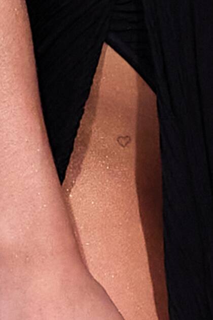 El sensual diseño asimétrico dejó al descubierto un pequeño tatuaje en forma de corazón. Tal vez un guiño a su historia de amor con el español, Jordi Lladó.