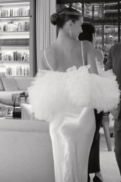 El sensual vestido de novia, con gran volumen a la altura del escote, es una creación de Slezza London.