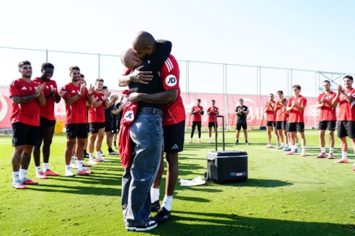 El sentido abrazo del futbolista Marcao con su esposa, en un emotivo momento de la práctica de Sevilla