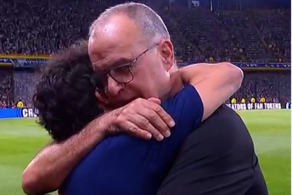 El sentido abrazo entre Bielsa y Aimar que emocionó a muchos