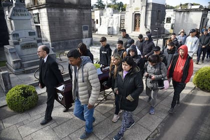El sepelio de Lucas, el chico de 13 años que fue víctima de una de las balaceras que sacuden a Rosario