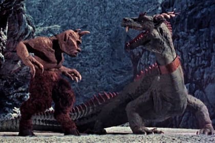 En El séptimo viaje de Simbad, un cíclope enfrenta a un dragón