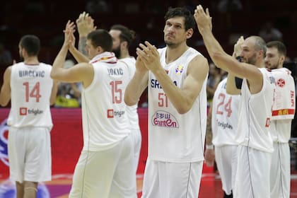 El serbio Boban Marjanovic y sus compañeros saluda a los hinchas