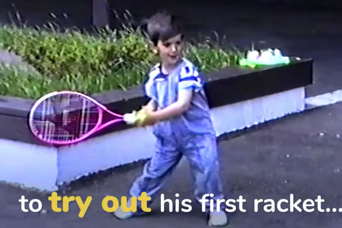 El serbio compartió imágenes de la felicidad que sintió al recibir su primera raqueta de tenis en su cumpleaños de cuatro. Foto: Captura
