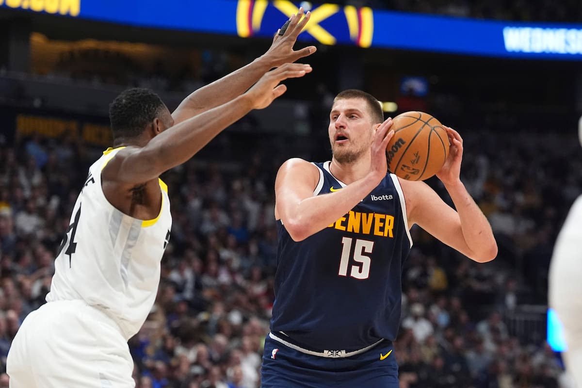 El serbio Nikola Jokic, de Denver Nuggets, intenta anotar frente a Oscar Tshiebwe, de Utah Jazz