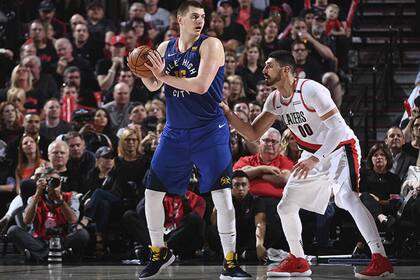 El serbio Nikola Jokic, que jugó 65 minutos y terminó con un triple doble, se enfrenta con el turco Enes Kanter
