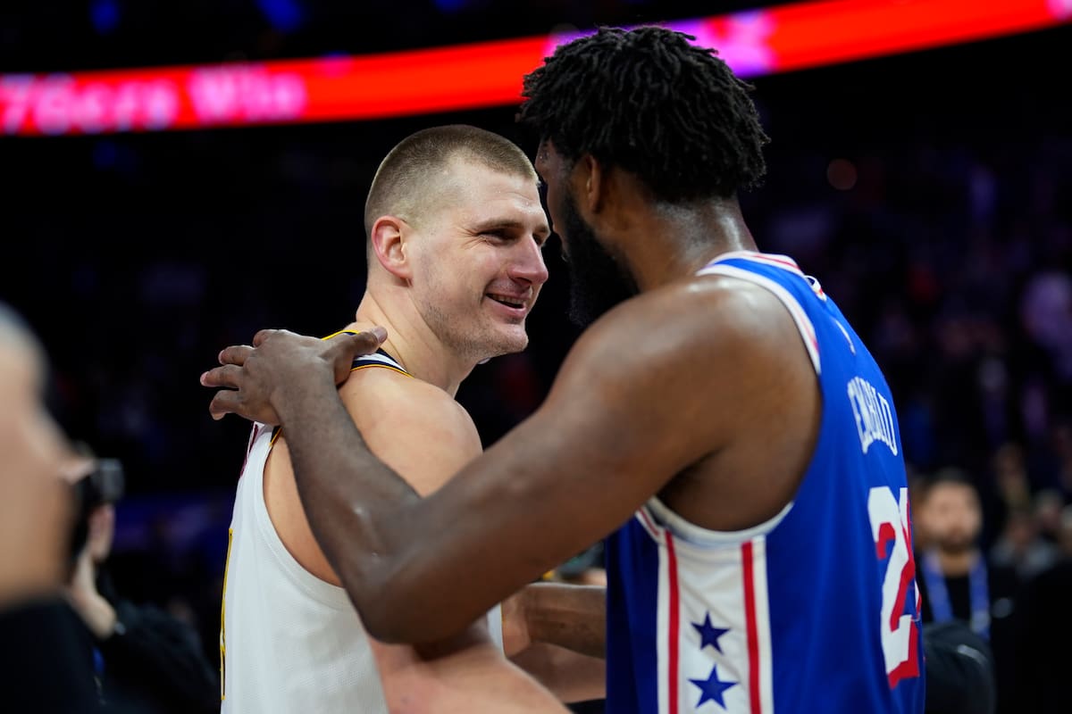 El serbio Nikola Jokic se saluda con el camerunés Joel Embiid, de Philadelphia 76ers y ganador del trofeo al MVP el año pasado; en las últimas temporadas el premio fue para foráneos en la mejor liga de básquetbol del mundo.
