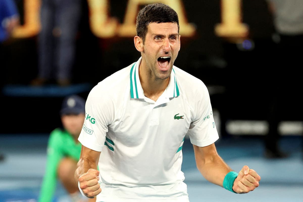 El serbio Novak Djokovic celebra después de ganar contra el ruso Daniil Medvedev durante el partido final de individuales masculinos el día catorce del torneo de tenis del Abierto de Australia en Melbourne el 21 de febrero de 2021