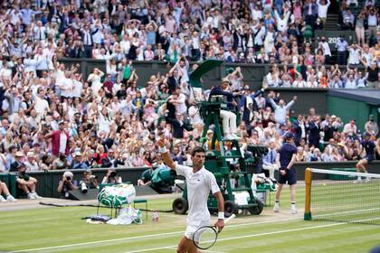 El serbio Novak Djokovic se consagró en Wimbledon por sexta vez y alcanzó los 20 trofeos de Grand Slam, misma marca que Federer y Nadal.