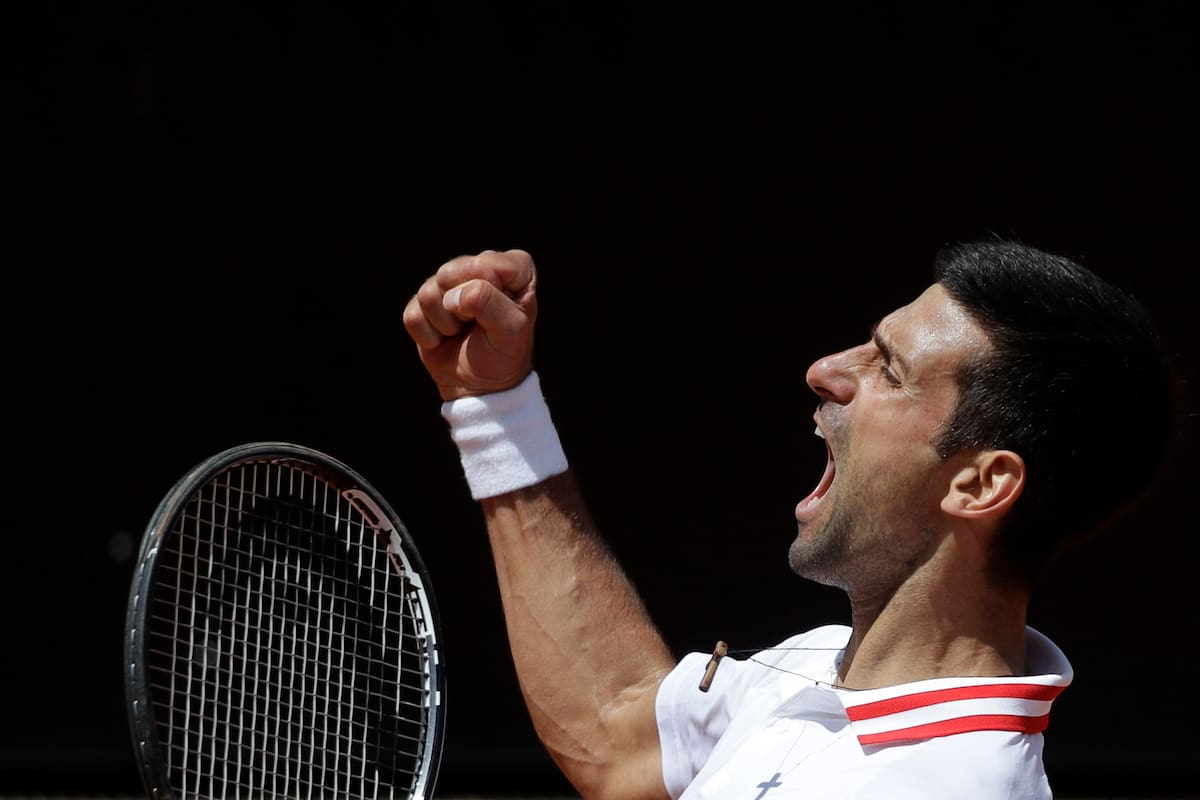 El serbio Novak Djokovic celebra tras ganar un punto al griego Stefanos Tsitsipas durante su partido de cuartos de final en el Abierto de Italia de tenis, en Roma, el sábado 15 de mayo de 2021