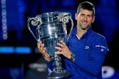 El serbio Novak Djokovic celebrando en el ATP Finals, en Turín, con el trofeo de número 1 después de vencer al noruego Casper Ruud.
