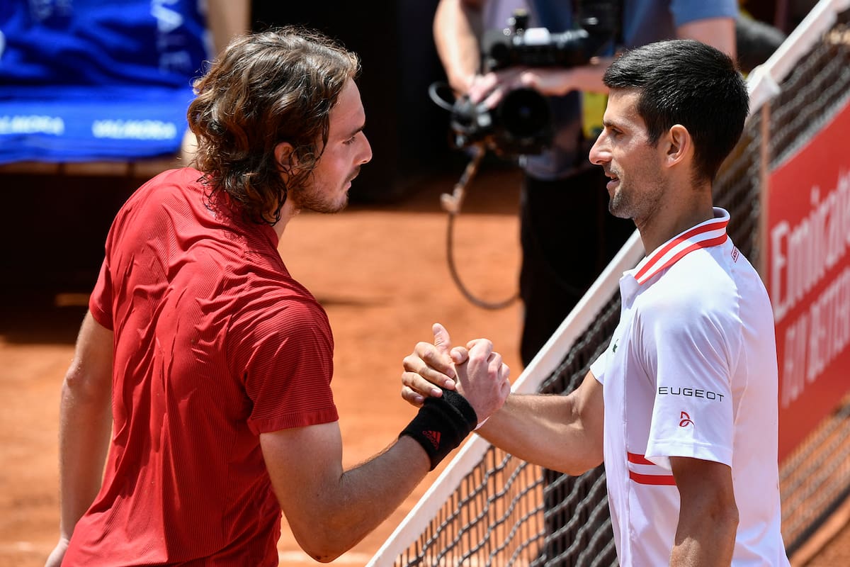 El serbio Novak Djokovic (derecha) choca las manos del griego Stefanos Tsitsipas después de ganar su partido de cuartos de final del Abierto de Italia masculino en el Foro Itálico el 15 de mayo de 2021 en Roma, Italia.