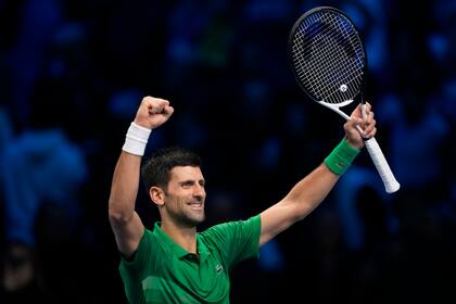 El serbio Novak Djokovic festeja su triunfo contra el estadounidense Taylor Fritz en su partido semifinal de las Finales de ATP en la Pala Alpitour, Turín, Italia, sábado 19 de noviembre de 2022. (AP Foto/Antonio Calanni)