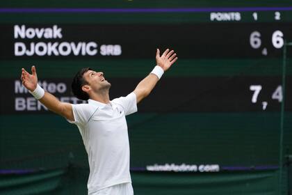 El serbio Novak Djokovic festeja su victoria sobre el italiano Matteo Berrettini en la final de Wimbledon 2021
