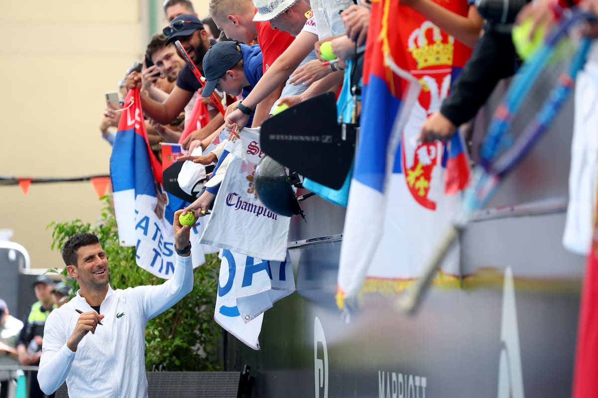 El serbio Novak Djokovic firmando autógrafos tras vencer al francés Constant Lestienne en el ATP de Adelaida; fue su primer partido en Australia después de haber sufrido la deportación el año pasado
