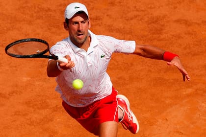 El serbio Novak Djokovic juega un golpe de derecha al italiano Salvatore Caruso en el tercer día del Abierto de Italia masculino en el Foro Itálico el 16 de septiembre de 2020 en Roma, Italia.