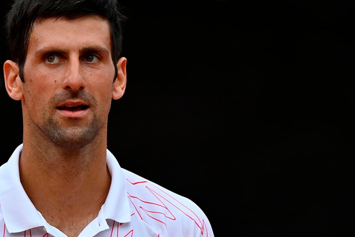 El serbio Novak Djokovic mira después de ganar su partido de cuartos de final del Abierto de Italia masculino contra el alemán Dominik Koepfer en el Foro Itálico