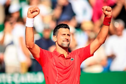 El serbio Novak Djokovic, número 1 del mundo, celebrando su victoria ante el italiano Lorenzo Musetti para avanzar a los cuartos de final de Montecarlo por décima vez
