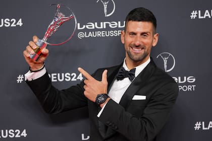 El serbio Novak Djokovic posa con el premio al Deportista del Año, distinción que recibió en los Laureus Sports Awards en Madrid