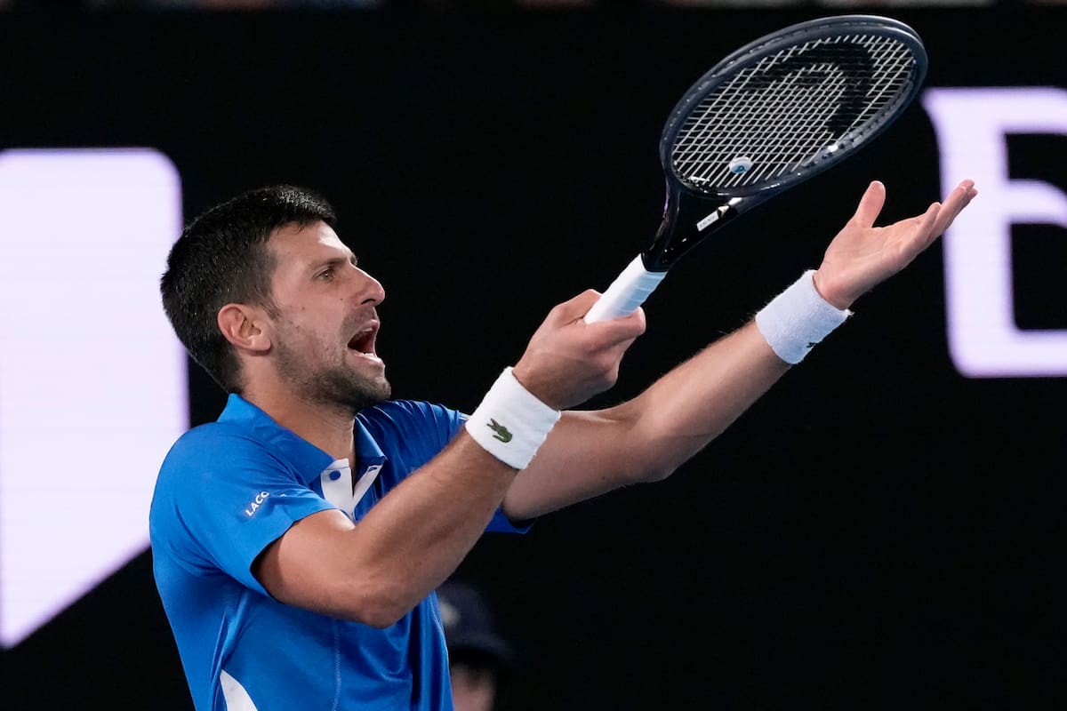 El serbio Novak Djokovic protesta durante su partido de la primera ronda del Abierto de Australia frente al croata Dino Prizmic