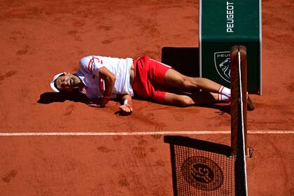 El serbio Novak Djokovic reacciona cuando cae en la cancha durante el partido con el griego Stefanos Tsitsipas