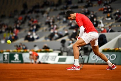En la final de Roland Garros, el serbio Novak Djokovic no pudo controlar a un inspiradísimo Rafael Nadal.