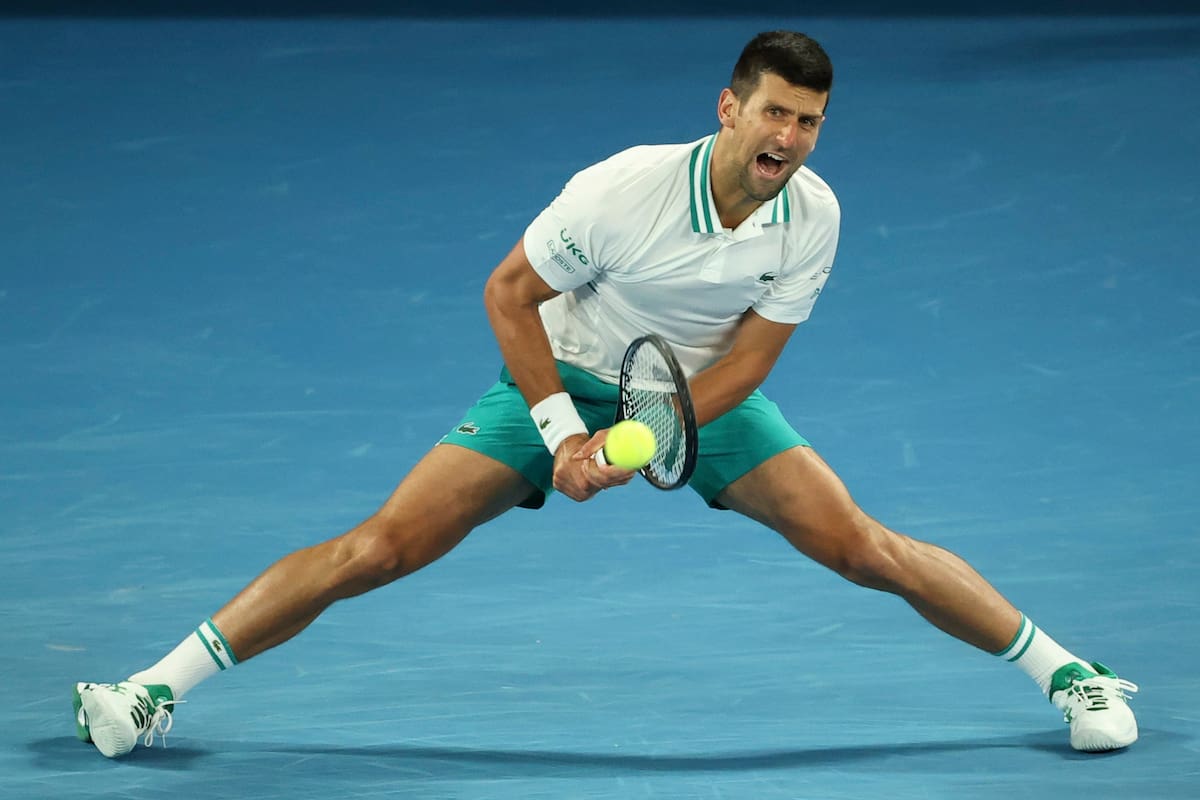 El serbio Novak Djokovic regresa contra el canadiense Milos Raonic durante su partido individual masculino en el séptimo día del torneo de tenis del Abierto de Australia en Melbourne el 14 de febrero de 2021
