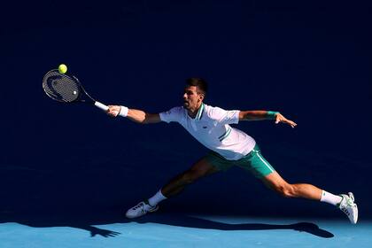 El serbio Novak Djokovic regresa contra Frances Tiafoe de los EE. UU. Durante su partido individual masculino en el tercer día del torneo de tenis del Abierto de Australia en Melbourne el 10 de febrero de 2021