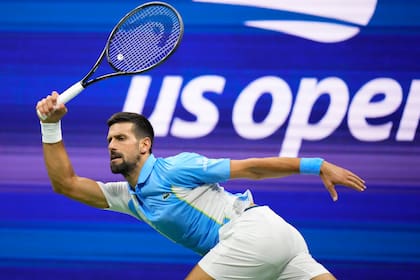 El serbio Novak Djokovic regresa un tiro ante el estadounidense Ben Shelton en las semifinales del US Open el viernes 8 de septiembre del 2023. (AP Foto/Frank Franklin II)