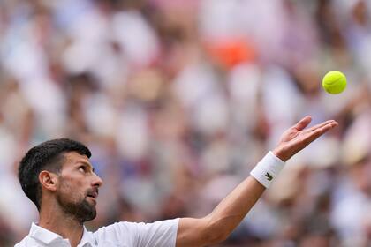 El serbio Novak Djokovic saca ante el español Carlos Alcaraz durante la final de Wimbledon, el domingo 14 de julio de 2024. (AP Foto/Alberto Pezzali)