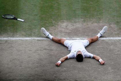 El serbio Novak Djokovic derrumbado tras vencer al italiano Matteo Berrettini en la final de Wimbledon, el domingo pasado.