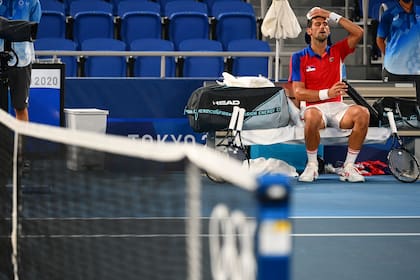 El serbio Novak Djokovic se enfría durante el partido.