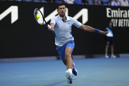 El serbio Novak Djokovic tendrá por rival al italiano Jannik Sinner en la primera semifinal del Abierto de Australia, en el que procura su 11ª corona.