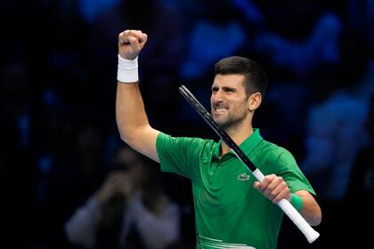 El serbio Novak Djokovic tras ganar el primer duelo ante el griego Stefanos Tsitsipas en la Copa Masters en Turín, Italia el lunes 14 de noviembre del 2022. (AP Foto/Antonio Calanni)
