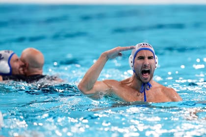 El serbio Strahinja Rasovic celebra tras la victoria en la final contra Croacia en el waterpolo de los Juegos Olímpicos de París, el domingo 11 de agosto de 2024. (AP Foto/Luca Bruno)