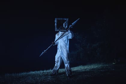 El serial killer recuerda a los enmascarados de las sagas Halloween y Martes 13 con una evidente nota paródica en la rejilla que lleva en la cabeza y la lanza que empuña como arma homicida