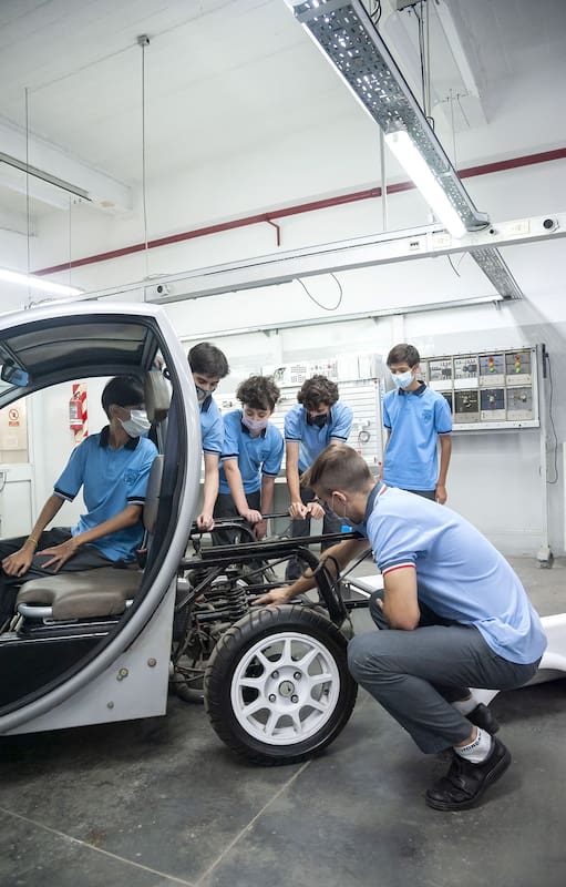 El Sero Electric, un auto eléctrico hecho en Argentina, fue adquirido por la escuela Philips para mostrar a sus alumnos su funcionamiento