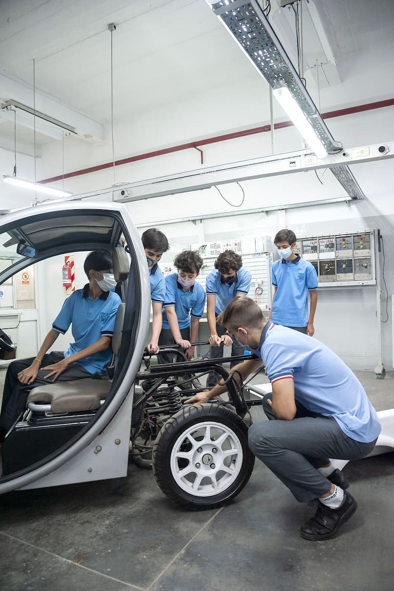 El Sero Electric, un auto eléctrico hecho en Argentina, fue adquirido por la escuela Philips para mostrar a sus alumnos su funcionamiento