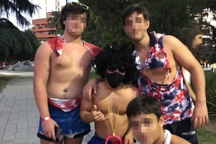 El servicio consiste en la presencia de las personas de talla baja vistiendo diferentes tipos de disfraz. Los adolescentes utilizan estos servicios tanto para las fiestas de egresados para los UPD