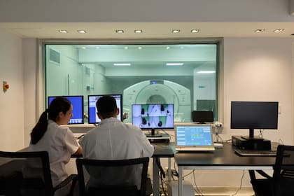 El Servicio de Imágenes Moleculares, una alianza público-privada con la Fundación Centro Diagnóstico Nuclear para realizar estudios que superan en información las imágenes anatómicas convencionales