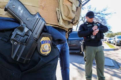 El Servicio de Inmigración y Control de Aduanas (ICE, por sus siglas en inglés) tiene una división encargada de ejecutar las órdenes de detención de migrantes